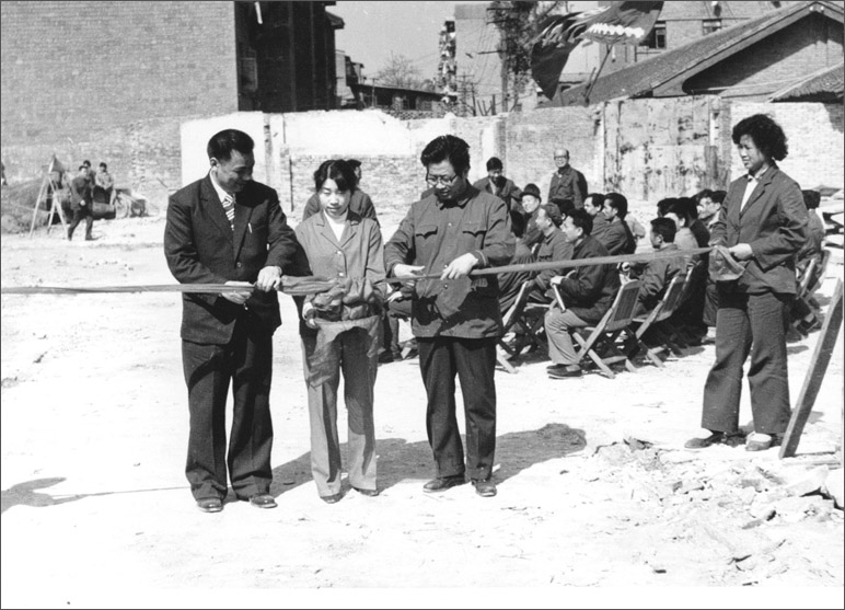 1986年，長虹彩電工程奠基，這樣的剪彩儀式，剪出了中國最大的彩電生產(chǎn)基地之一
