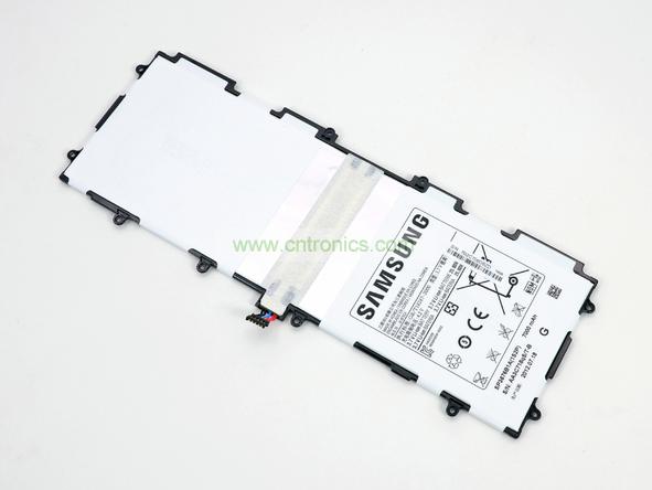 取出電池前要把周圍的帶狀電纜先拔出來，這個比較容易。Galaxy Note 10.1的電池容量為7000mAh,3.7V，預計續(xù)航時間8小時左右，重約136克，占據了整體重量的23%。不過為了減少機身厚度，電池做得很薄。
