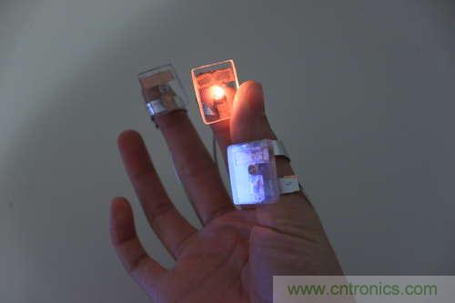 LED多點觸控手套DIY：把各部分焊接起來，測試