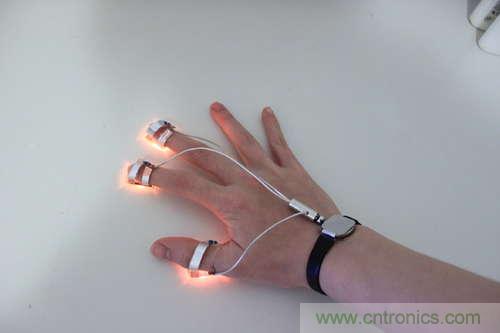 LED多點觸控手套DIY：把各部分焊接起來，測試