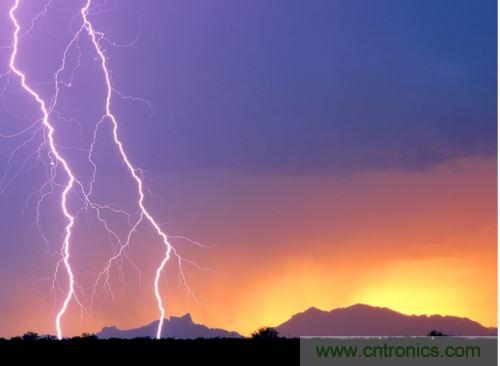【導(dǎo)讀】處于空間變化的強(qiáng)電磁場中的物體，由于電磁感應(yīng)，在其內(nèi)部就會產(chǎn)生很高的感應(yīng)電動勢，很容易造成意外?，F(xiàn)在家用電器的也采取了各種相應(yīng)的防護(hù)措施，特別是雷電的防護(hù)，不要以為在家里的電器就不怕雷電哦，“家里”也不安全的，所以雷天下電器防雷常識還是不可少的。  家用電器的防護(hù)，除了避免人為損壞外，諸多不可抗力因素所帶來的損壞也要采取相應(yīng)的防護(hù)措施，特別是雷電的防護(hù)。雷電流在50～100微秒的時間內(nèi)，從０變化到幾萬安，再由幾萬安變化到０，在其周圍空間會產(chǎn)生瞬變的強(qiáng)電磁場。處于空間變化的強(qiáng)電磁場中的物體，由于電磁感應(yīng)，在其內(nèi)部就會產(chǎn)生很高的感應(yīng)電動勢。以前，由于它的成災(zāi)概率極小，沒有引起人們的注意，但隨著微電子技術(shù)的重大進(jìn)展，超大規(guī)模集成電路誕生，它的能耗小、靈敏度極高等特點(diǎn)，使得其容易被損壞。          在建筑物內(nèi)，大量布設(shè)著各種導(dǎo)體線路。當(dāng)建筑物遭受雷擊或其周圍發(fā)生雷擊時，雷電流將在建筑物內(nèi)部空間產(chǎn)生瞬態(tài)磁場脈沖，這種磁場脈沖干擾上述回路后，將在回路中感應(yīng)出瞬態(tài)過電壓，危及這些回路相連的設(shè)備。雖然建筑物做好了防雷措施，但建筑物不可避免的會出現(xiàn)露洞。比如大面積的門窗可以讓電磁波入侵來去自由，輸電線路引雷入室等等。甚至有些電器還是露天使用的，因此應(yīng)做好電器防雷。 6   電力系統(tǒng)因其裸露而置于高空，是最易遭受雷擊的。20世紀(jì)初，在電力系統(tǒng)應(yīng)用到輸電線中上時創(chuàng)造了避雷線，即接閃器是一根或兩根架設(shè)在輸電線上方的接地鋼線，也就是前面所稱的“避雷線”。由于它簡單有效，所以在房屋建筑上也推廣了這種形式的接閃器，將它安裝在房屋上容易發(fā)生雷擊的地方，起到避雷的作用?，F(xiàn)在許供電線路采用地下電纜，對防雷有了很大的幫助。但高壓運(yùn)輸還是必須架空明線，因此，必須使用避雷線。          人們通常用過壓保護(hù)器來保護(hù)電器。其防雷原理是：這種保護(hù)器有兩個端口，電器電源火線與零線分別各接保護(hù)器的一個端口，每個保護(hù)器另一端再接地，通過間隙擊穿達(dá)到對地放電的目的。在正常工作電壓下，避雷器間隙不會被擊穿，當(dāng)過電壓沿導(dǎo)線傳過來危及被保護(hù)設(shè)備的過電壓時，避雷器間隙很快被擊穿，對地放電，使大量的電荷都泄入到大地，從而限制了被保護(hù)設(shè)備的輸入電壓，起到了保護(hù)設(shè)備的作用。過電壓過去以后，間隙能迅速恢復(fù)，使電器正常工作。一些高檔的電器自帶保護(hù)器，但是還有許多的電器沒有這一裝置。因此，應(yīng)在入戶電線接上保護(hù)器。在雷暴天氣時，如果沒有特別的用電要求，最好將入戶總閘關(guān)閉。          微電子技術(shù)的發(fā)展，用電器大量使用集成電路。雷電發(fā)生時的電磁效應(yīng)是集成電路的克星。而現(xiàn)在使用集成電路最多的莫過于計算機(jī)了，為了防止電磁感應(yīng)對其的破壞，計算機(jī)的主機(jī)外殼一般由金屬制成。利用金屬的靜電屏蔽和對電磁波的趨膚效應(yīng)，對防止感應(yīng)雷有很好的效果。