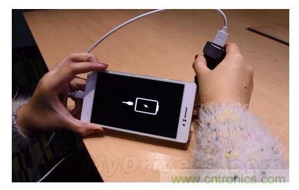 手機電池寒冷時為什么總充電？