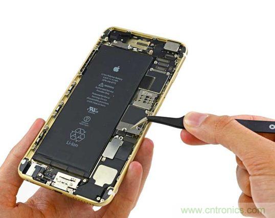 與iPhone 5S相比，電池尺寸更大，電池效率提高了16%。整部手機看起來就像一件藝術(shù)品，但看不到太多的內(nèi)部構(gòu)造。（來源：iFixit）