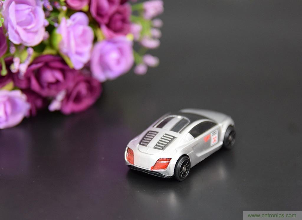 虛擬與現(xiàn)實(shí)相結(jié)合的飛車游戲，讓你體驗(yàn)速度與激情的碰撞！