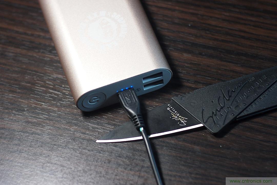 移動電源也玩雙引擎？快到你想象不到
