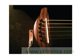  安裝到Fender Stratacoustic吉它上的加速度計(jì)。