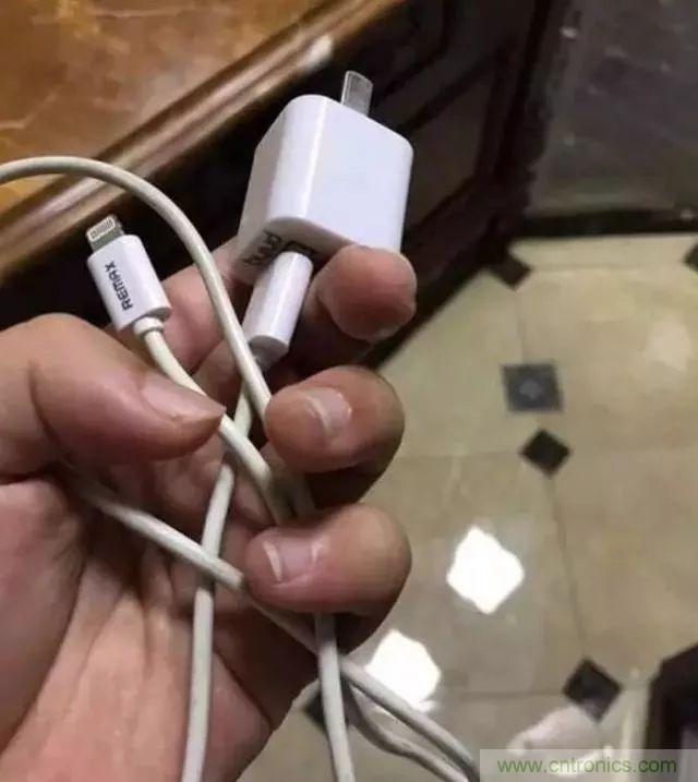 拆了個電容之后，我的iPhone也會自動訂房了
