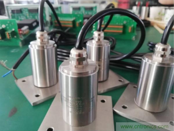 振動(dòng)傳感器的機(jī)電變換原理？主要的分類有哪些？