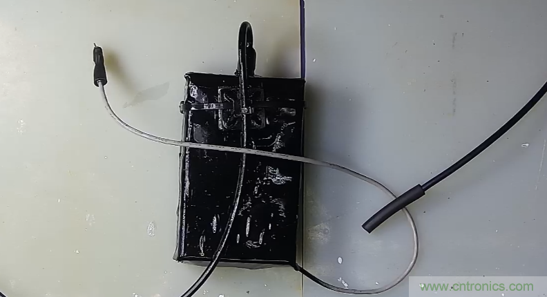 電燈泡內通有交流電，為什么看不到燈泡在閃爍？