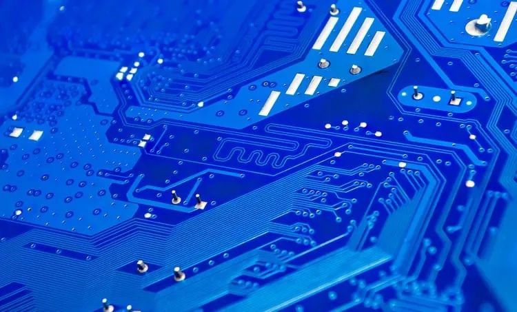 如何決定 PCB 中差分對的過孔阻抗？